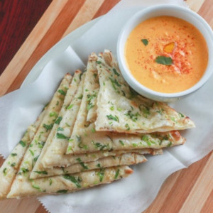 Hammus w Garlic Naan (Appetizer)
