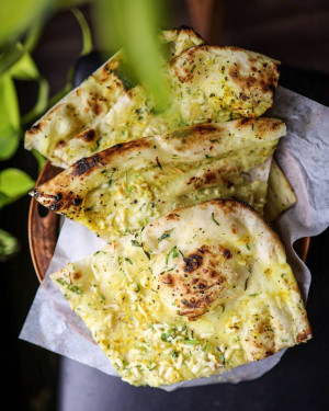 Cheesegarlic Naan